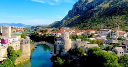 Mostar: Gorio automobil, stambeni i napušteni objekat