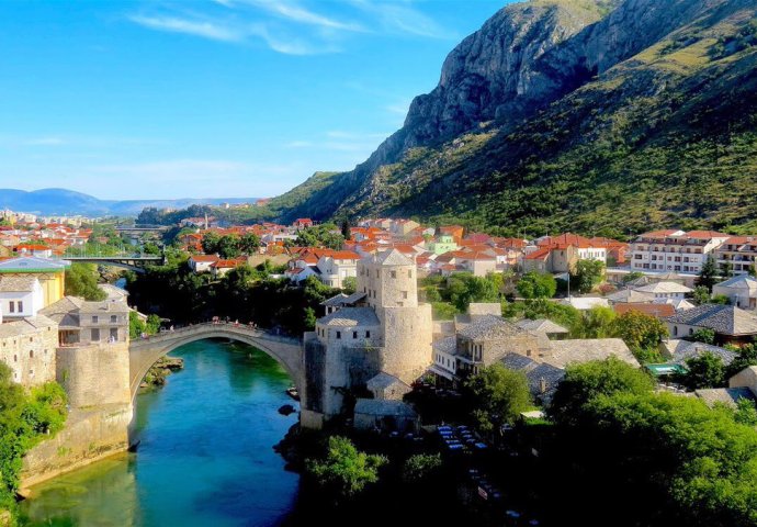 Mostar: Gorio automobil, stambeni i napušteni objekat