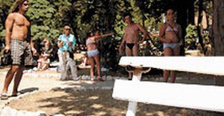 Zbog olujnog nevremena kupači se sklonili pod drvo, ali desilo im se nešto još gore