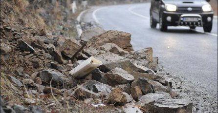 STANJE NA PUTEVIMA: U našoj zemlji jutros se saobraća se po mjestimično vlažnom kolovozu, povećana i opasnost od odrona