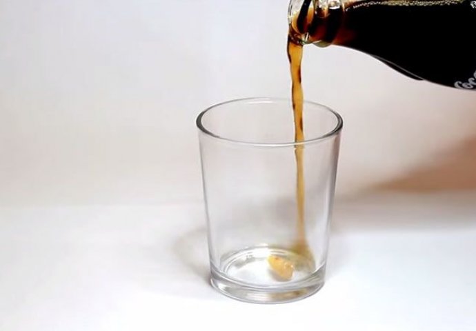 Više je nikad nećete popiti: Evo šta se dogodi kada zub ostavite u čaši Cole na 24 sata (VIDEO)