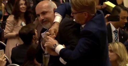 HAOS NA KONFERENCIJI PUTINA I TRUMPA, REAGOVALO OBEZBJEĐENJE: Nepoznati čovjek upao u salu, a svi su ZANIJEMILI kada su vidjeli šta nosi u ruci 