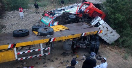 U saobraćajnoj nesreći u Pakistanu poginulo 17 osoba, 13 povrijeđeno