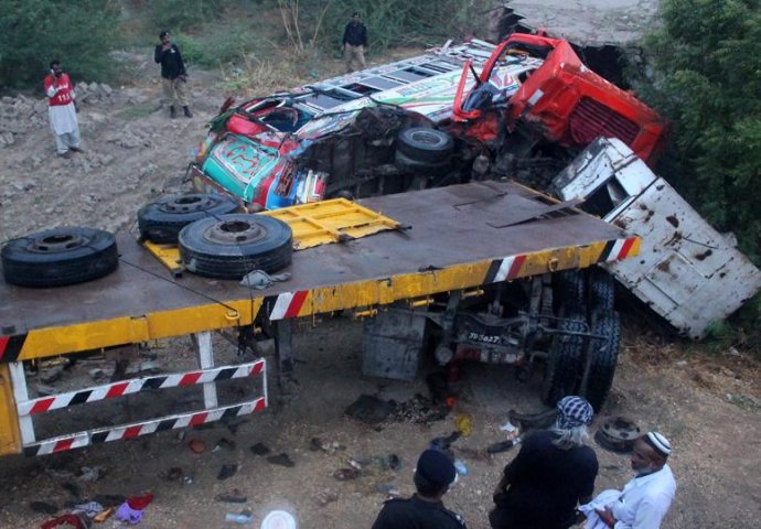 U saobraćajnoj nesreći u Pakistanu poginulo 17 osoba, 13 povrijeđeno