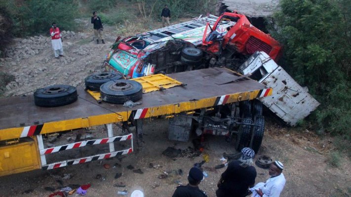 vehicular-accident-in-matiarai-near-hyderabad-pakistan-c4524bd0-88e6-11e8-a23e-bc16ac6b2c17