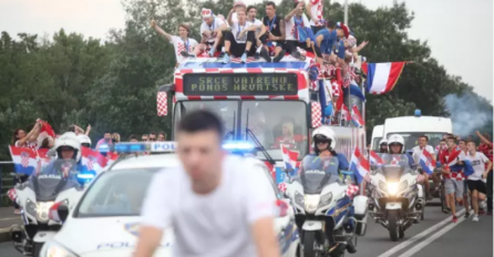 SUBAŠIĆ SE PROGURAO ISPRED SAIGRAČA NA AUTOBUSU I RAZVIO TRANSPARENT: U tom trenutku svi su se okrenuli prema njemu! (FOTO)