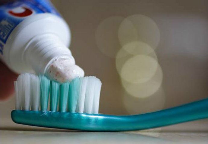 ZUBAR RAZBIO DILEMU: Da li bi trebalo pokvasiti četkicu za zube prije stavljanja paste? 
