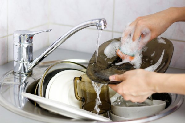 the-basics-and-hacks-of-washing-dishes-e1525312460769