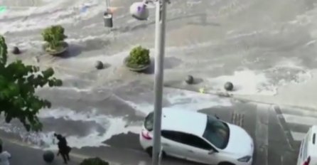 KATASTROFALNO NEVRIJEME U SRED TURISTIČKE SEZONE: Objavljeni snimci, voda nosi sve pred sobom 