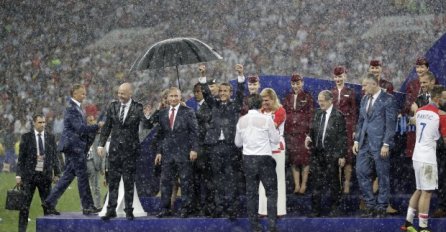 OTKRIVENO zašto je Putin imao kišobran na ceremoniji Mundijala dok su Macron i Kolinda POKISLI DO GOLE KOŽE: Nismo mogli ni slutiti 