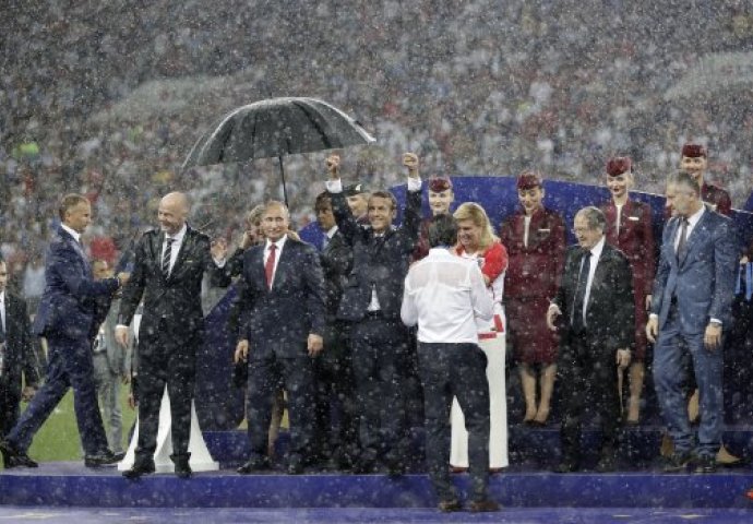 OTKRIVENO zašto je Putin imao kišobran na ceremoniji Mundijala dok su Macron i Kolinda POKISLI DO GOLE KOŽE: Nismo mogli ni slutiti 
