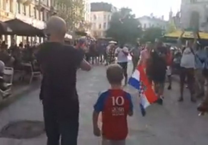 DJEČAK U DRESU HRVATSKE PROŠAO KROZ CENTAR BRISELA: Stotine ljudi je odmah ustalo na noge, A NJIHOVA REAKCIJA JE NEVJEROVATNA (VIDEO)