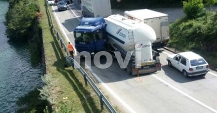 Saobraćajna nesreća kod Čelebića: Cisterna udarila u zaštitnu ogradu, saobraćaj normaliziran 