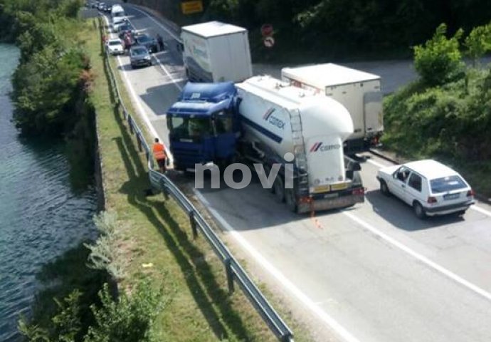 Saobraćajna nesreća kod Čelebića: Cisterna udarila u zaštitnu ogradu, saobraćaj normaliziran 