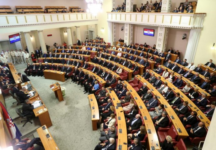 Hrvatski zastupnici u pola godine potrošili 1,3 milion KM pored redovnih plata