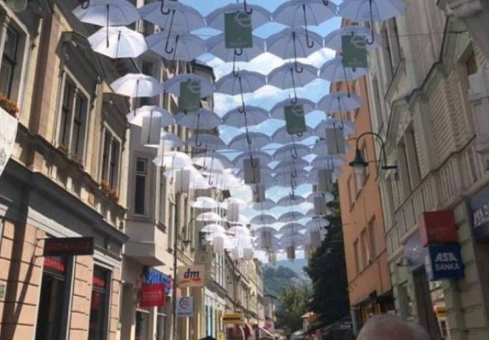 Sarajevska Ferhadija u novom ruhu, ulica bijelih kišobrana