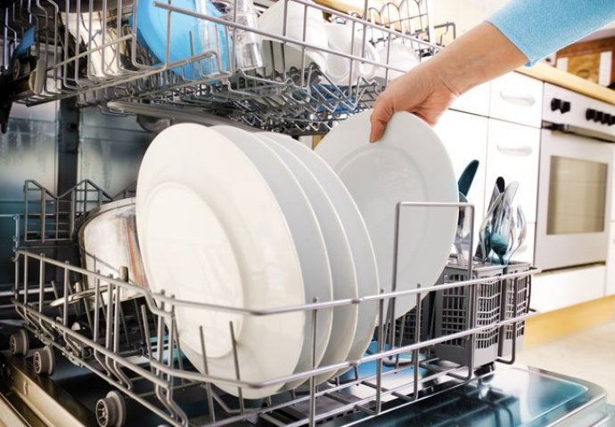 Da li treba ispirati suđe prije nego što ga stavimo u mašinu za pranje?