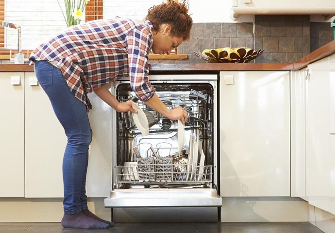 Iz vaša mašine za suđe se širi SMRAD: Evo kako da riješite taj problem PRIRODNO!