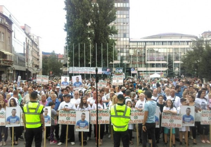 Ispred Narodnog pozorišta počeo skup 'Pravda za Dženana'