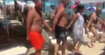 KAKVO KUPANJE KAD HARMONIKA SVIRA: Zaigrali kolo nasred plaže između ležaljki (VIDEO)