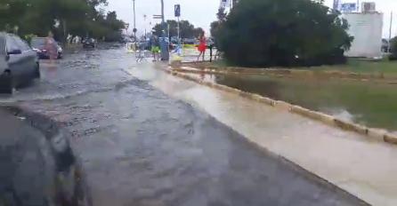 Obilna kiša izazvala haos: Po cestama su tekle bujice vode (VIDEO)