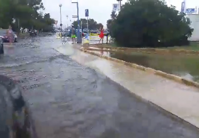 Obilna kiša izazvala haos: Po cestama su tekle bujice vode (VIDEO)