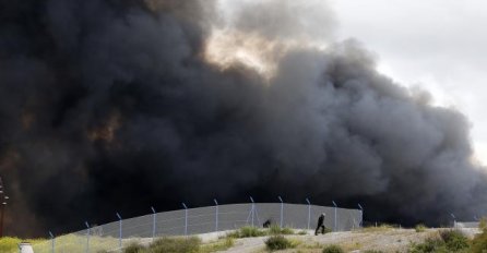 SUKLJA CRNI DIM: Zapalio se auto u vožnji na ulazu na autoput