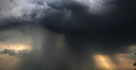 SRBIJA: RHMZ izdao upozorenje za grad i pljuskove sa grmljavinom