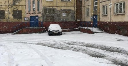 USRED JULA PAO SNIJEG, PADA KAO DA JE JANUAR: Ulice prekrivene hrpama snijega i leda, POGLEDAJTE NEVJEROVATNE PRIZORE (FOTO)
