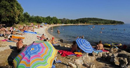 ŠETALI PLAŽOM, PA NA OBALI ZATEKLI STRAŠAN PRIZOR: Ostali su bez teksta kada su vidjeli šta je MORE IZBACILO