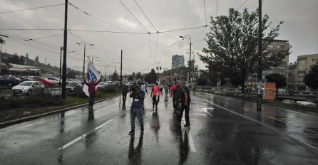 Zbog protesta obustavljen saobraćaj na raskrsnici ulice Skenderija