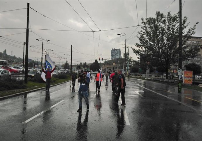 Zbog protesta obustavljen saobraćaj na raskrsnici ulice Skenderija