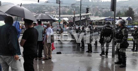 POLICIJA OKRUŽILA BORCE: 'Mi smo nenaoružani, a vidite sta nam rade' 
