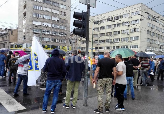 Bivši borci uzvikuju: 'BOLJE GROB, NEGO ROB!''