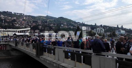 Zbog protesta obustavljen saobraćaj u ulici Hamdije Kreševljakovića u Sarajevu