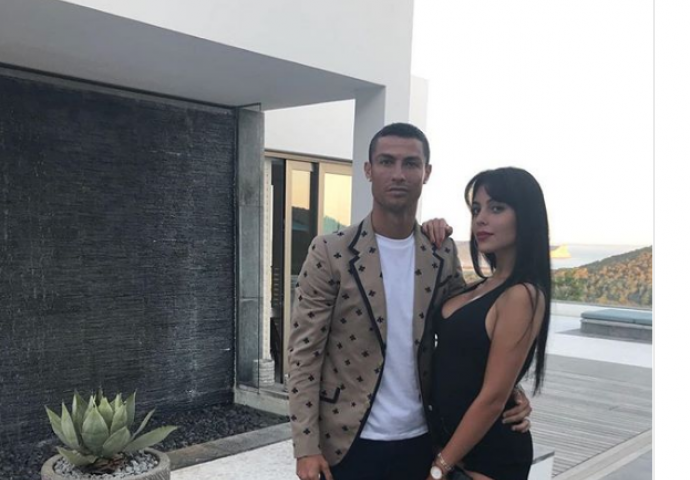 Zagrljeni ispred luksuzne vile: Ronaldo oduševio fotkom s Georginom, svi su gledali u noge, vidite li zašto?