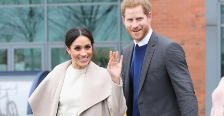 MISLIO JE DA GA KRALJICA NEĆE VIDJETI: Harry naglo privukao Meghan sebi, A O NAREDNOM POTEZU SVI BRUJE! (FOTO)