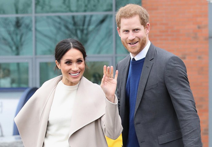 MISLIO JE DA GA KRALJICA NEĆE VIDJETI: Harry naglo privukao Meghan sebi, A O NAREDNOM POTEZU SVI BRUJE! (FOTO)