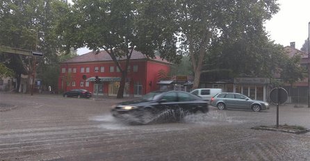 MOSTAR POD VODOM, POPLAVLJENE CESTE, VODA UŠLA U ZGRADE: Pogledajte dramatične prizore (VIDEO)