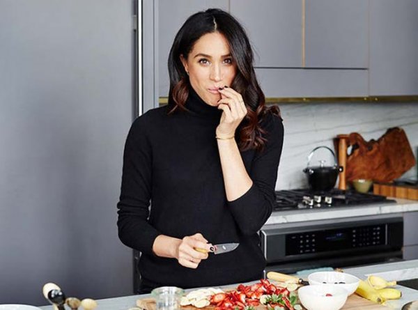 meghan-markle-cutting-slideshow