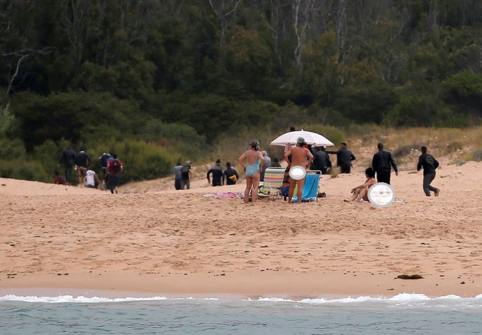 BEZBRIŽNO SU SE SUNČALI NA NUDISTIČKOJ PLAŽI: A ono što se u nastavku dogodilo, svi su posmatrali u ČUDU!