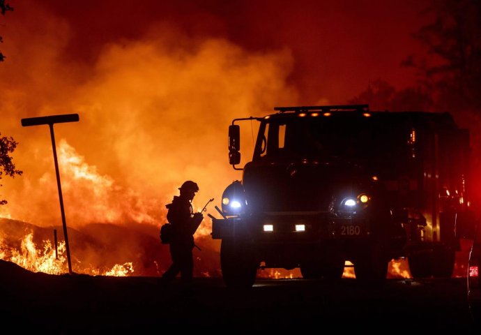 Bjesne požari na grčkom otoku Zakintosu