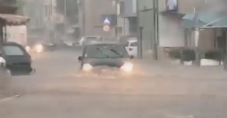 STRAHOVITO NEVRIJEME RAZORILO CIJELO MJESTO, GRMILO I SIJEVALO, OBJAVLJENI DRAMATIČNI SNIMCI: Vjetrovi od 140 km na sat NOSILI SVE PRED SOBOM! (VIDEO)