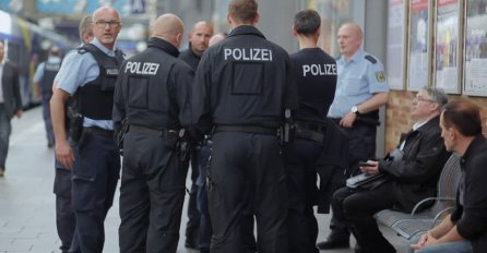 PUCNJAVA U BLIZINI ŠOPNIG CENTRA: Ima više napadača, upucano najmanje 18 ljudi