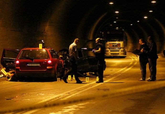 TEŽAK SUDAR U TUNELU: Saobraćaj obustavljen, policija, HITNA POMOĆ i vatrogasci na terenu!