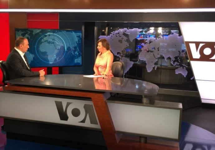 Crnadak gostovao u emisiji Glas Amerike: 'Predizborno manipulisanje pitanjem migranata otežava njegovo rješavanje'