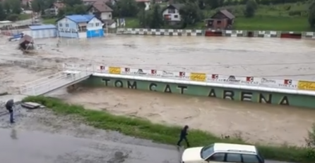Ljudi posmatali kako vodena bujica nosi sve pred sobom (VIDEO)
