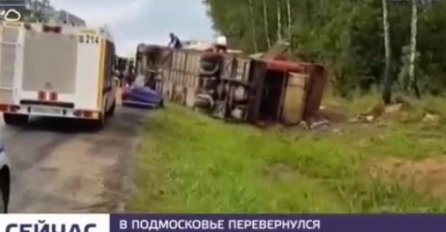 Nesreća na autoputu: Prevrnuo se autobus, vozač izgubio kontrolu 