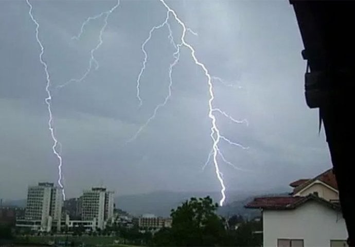 ZAČUO SE JAK PRASAK, A ONDA SU KRENULI PADATI KOMADI FASADE I CIGLE: Strašno nevrijeme pogodilo region, pogledajte ove prizore 