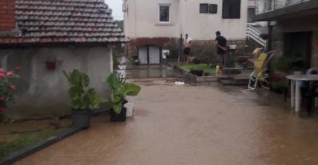 NEZAPAMĆENA KATASTROFA U SRBIJI: Grad veličine lješnjaka uništio usjeve, poplavljeni putevi, VODA UŠLA U KUĆE (FOTO)